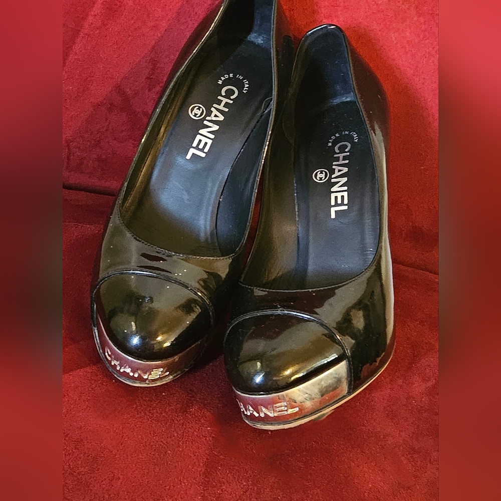 CHANEL Plated Chrome Logo Black Patent Leather Heels Sz38 (8) - Picture 8 of 15